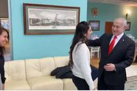 بأحضان وقبلات.. نتياهوا يستقبل السجينة الإسرائيلية