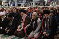 لأول مرة.. ظهور طبيب خلف خامنئي