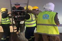 الدفاع المدني ينقذ سعوديين علقوا بـ" الطائف"

