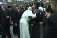 بابا الفاتيكان يقبل راهبة