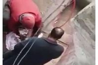 تجريد طفلة من ملابسها