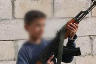 الطفل-يحمل-سلاح-780x470