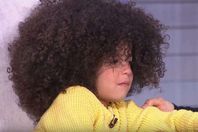 طفلة تبكي علي الهواء