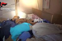 رجل يحتجز سيدة لمدة 10 سنوات ويتناوب علي اغتصابها