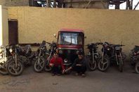 المتهمين وبحيازتهم المضبوطات