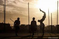 بالصور.. الراقص على العكاز أثناء لعبة كرة القدم مع فريق أبطال التحدي المكون من ذوي القدرات الخاصة