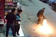 مواطنون مع أنبوبة مشتعلة