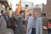 رئيس أرمنت يتفقد تصدع منازل بسبب ماسورة مياه