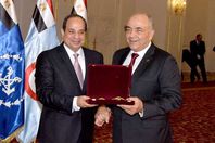 السيسى يكرم محمود حجازى
