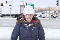 موقف محرج لمراسلة أمريكية أمام الكاميرا