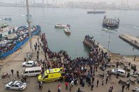 مشهدلتجمع الأهالى وإنقاذ احدالغارقين بقناة السويس