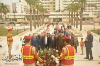 محافظ بورسعيد يضع اكليل الزهور على قبرالجندى المجهول