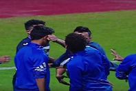 خالد قمر يعتدى على زميله