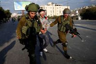 شرطة الاحتلال تعتقل 3 مواطنين