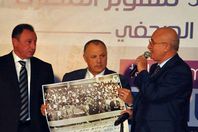 حلبية يهدى الخطيب صورة تذكارية