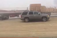 شاحنة تصدم صفًا من السيارات بسبب الشبورة المائية