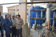 صور المحافظ داخل محطة التحلية