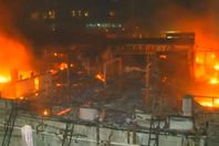 بالصور.. ضحايا وخراب خلفها حريق هائل بمجمع صناعي بالهند