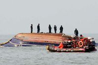 اصدام القارب بالناقلة