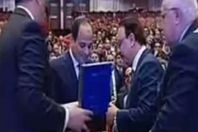 وزير الاتصالات يهدى السيسى  اول تليفون صنع فى مصر