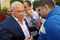 محافظ بورسعيد يستمع لشكوى شاب كفيف