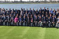 أعضاء منظمة التجارة العالمية يلتقطون صورًا تذكارية بالأقصر