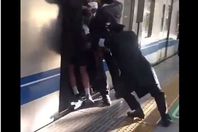 دفع الركاب بمحطة القطار باليابان