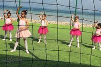 صورة الاطفال أثناء تقديم فقرات رقص واغاني