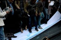 لحظة دهس علم اسرائيل