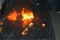 محتجون يحرقون العلم الإسرائيلي