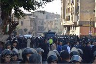 لحظة حصار قوات الأمن للمتظاهرين أمام الجامع الأزهر