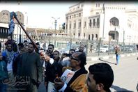 شبيه السادات يحرق علم اسرائيل أمام الجامع الأزهر