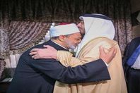 وزير خارجية الإمارات يقبل رأس شيخ الأزهر