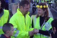 عروسة وعروسة بالسترات الصفراء