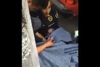 شرطية تقوم بعملية ولادة اضطرارية في شارع عام