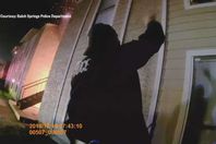 شرطي يلتقط طفلا قفز من نافذة بيت يحترق