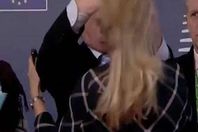 رئيس المفوضية الأوربية يداعب السيدات أمام الكاميرات