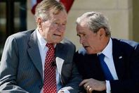 مستشار بن زايد: رحمة الله علي " جورج بوش"