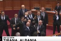 قذف رئيس وزراء ألبانيا بالبيض داخل البرلمان
