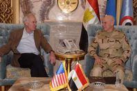 رئيس الأركان يلتقي وزير البحرية الأمريكي