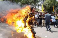 صحفي يضرم النار في نفسه