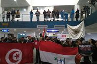 صور بشار تملأ مطار بورقيبة