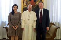 بابا الفاتيكان ومساعدينه