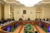 رئيس الوزراء خلال الاجتماع لتقنين اوضاع الكنائس