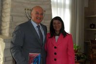 منى برنس مع السفير الإسرائيلي