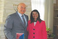 مني برنس برفقة السفير الإسرائيلي