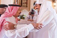 الملك سلمان والأمير تميم