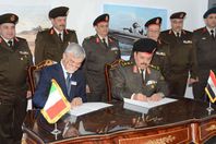 توقيع اتفاقيات عسكرية خلال معرض "إيديكس 2018"