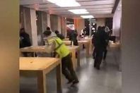 ملثمون يرتدون السترات الصفراء ينهبون متجر "آبل"