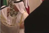 ممثل الوفد القطري يقبل رأس أمير الكويت